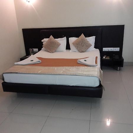 Hotel Western Inn Vasai Bagian luar foto