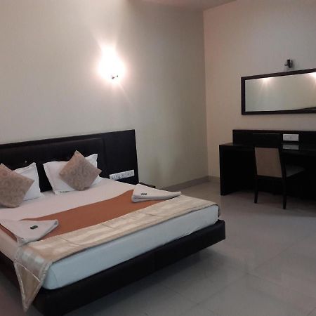 Hotel Western Inn Vasai Bagian luar foto