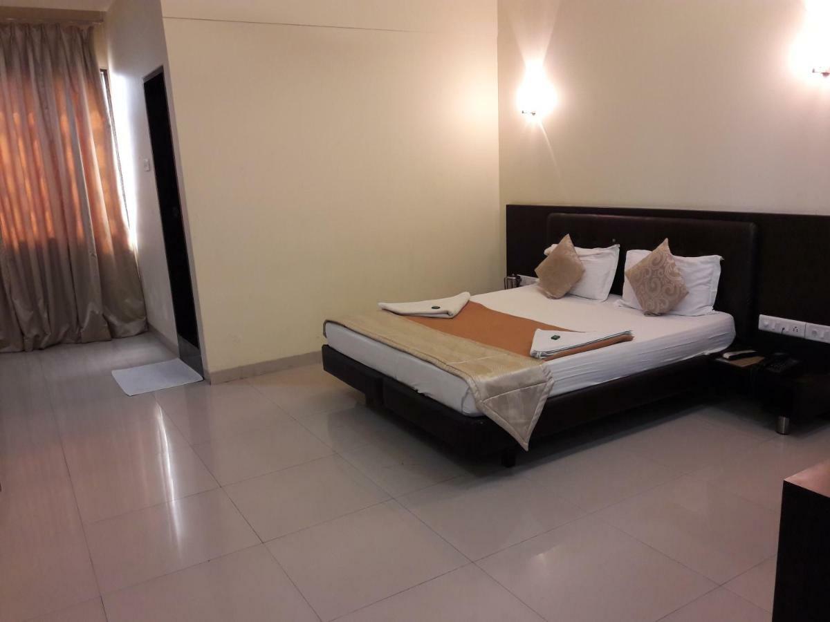 Hotel Western Inn Vasai Bagian luar foto