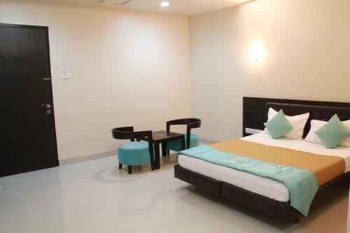 Hotel Western Inn Vasai Bagian luar foto
