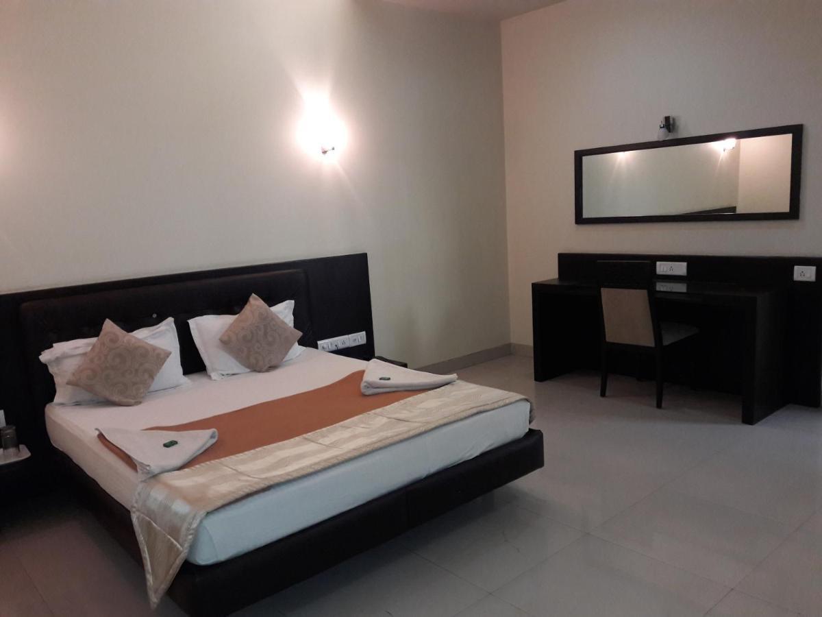 Hotel Western Inn Vasai Bagian luar foto